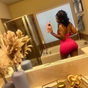 Brittney Bee Starr Williams Instagram - Next year i will not go through what i went through this year 🙏🏽

Promise to myself ♥️

Hair by @allure_diorplush 
Bundles @sheshappyhair