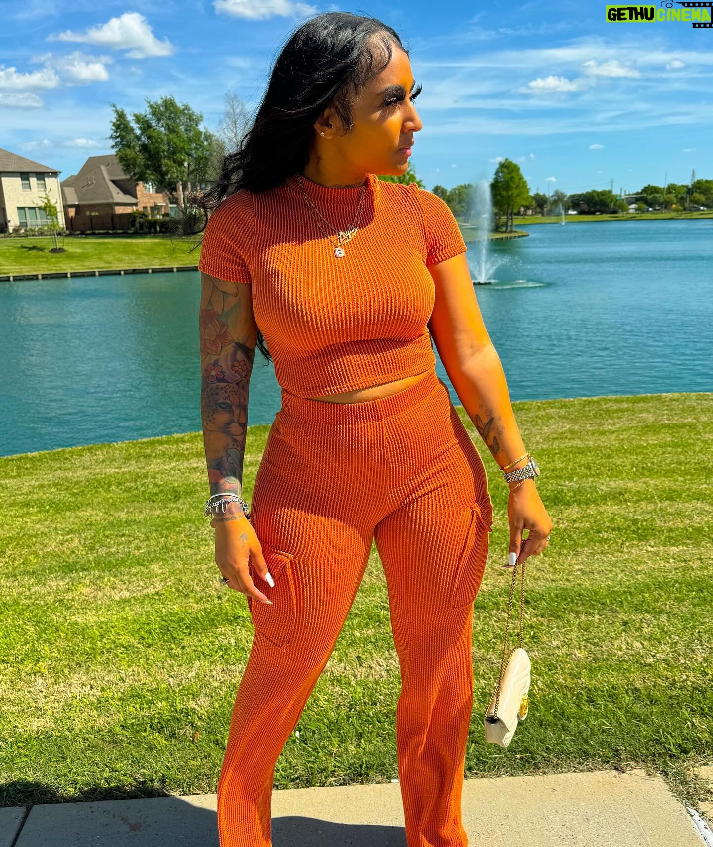Brittney Bee Starr Williams Instagram - HIT DIFFERENT 🔥 Outfit from @eleven22online Bundles @sheshappyhair