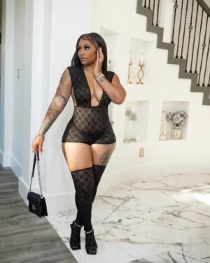 Brittney Bee Starr Williams Instagram - STOP Playing 🐝

Outfit @eleven22online 
Bundles @sheshappyhair
Shoes @givenchy