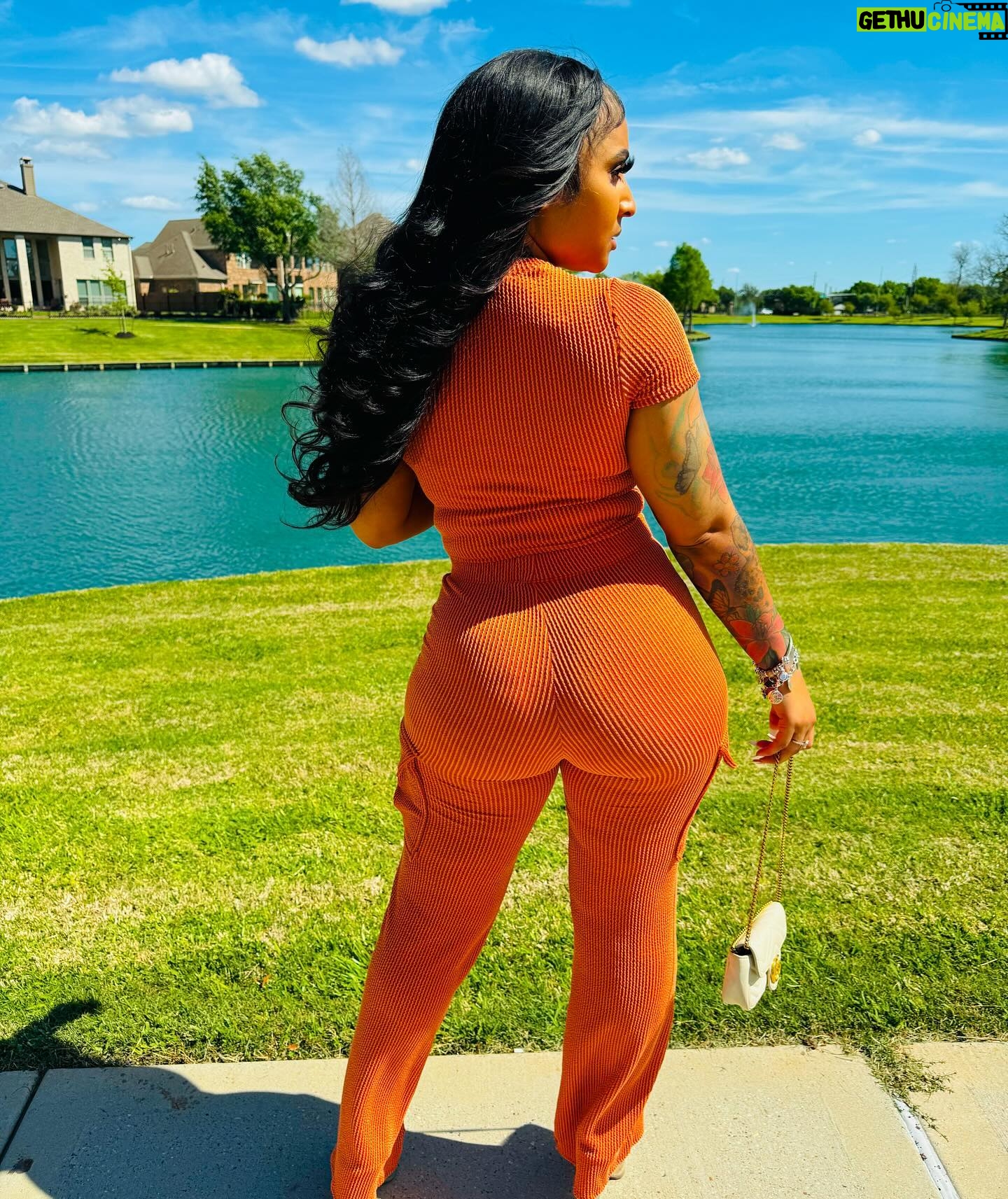 Brittney Bee Starr Williams Instagram - HIT DIFFERENT 🔥 Outfit from @eleven22online Bundles @sheshappyhair