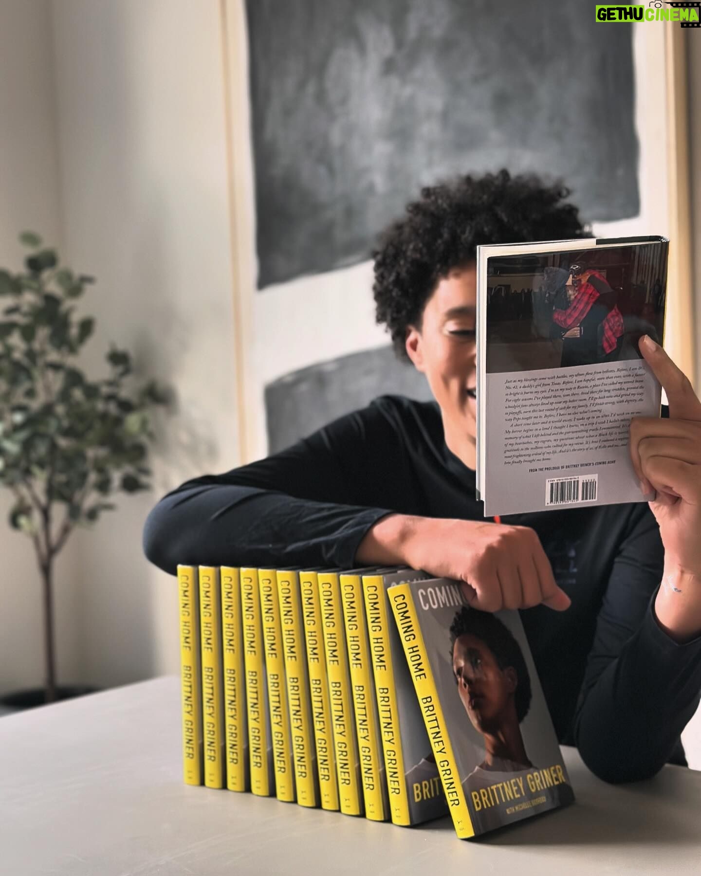 Brittney Griner Instagram - Books and Buckets, it’s UP 🔥 In honor of the SZN tipping off, I have to give a special shoutout to my basketball community! Words can’t express how thankful I am for the way my WNBA sisters and teammates, the Union, the Mercury, the League, and the media showed up for me! COMING HOME wouldn’t be possible without the collective hands of y’all! I am excited for what’s ahead. The energy that the fans (old and new) are bringing to our league is electric. Hope y’all are locked in today— it’s going to be a fun season 🏀
