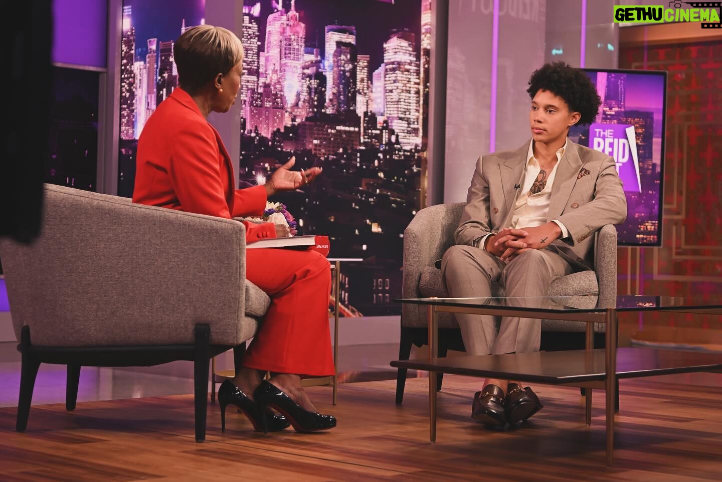 Brittney Griner Instagram - “I literally saw my life flash before my eyes. I was like, it’s over. BG is no more.” @WNBA superstar @brittneyyevettegriner on the moment before she was taken into Russian detention. She shares more TONIGHT—and discusses her new book, “Coming Home”—in Joy Reid’s *cable exclusive* on #TheReidOut! Join us at 7 pm ET on @MSNBC, #reiders. #brittneygriner #bg #books #cominghome #news #politics #msnbc #political #womeninspiringwomen