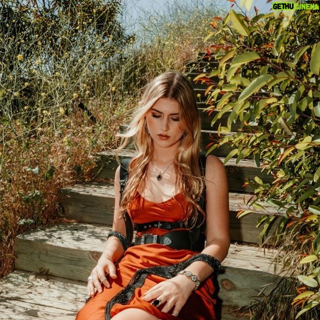 Brooke Elizabeth Butler Instagram - “don’t wanna be your friend” is officially out 🥹 this song feels like the beginning of a new chapter to me. the first of many california country songs I get to release ♥️ i’m so beyond thrilled to share it with you all. hope you love it