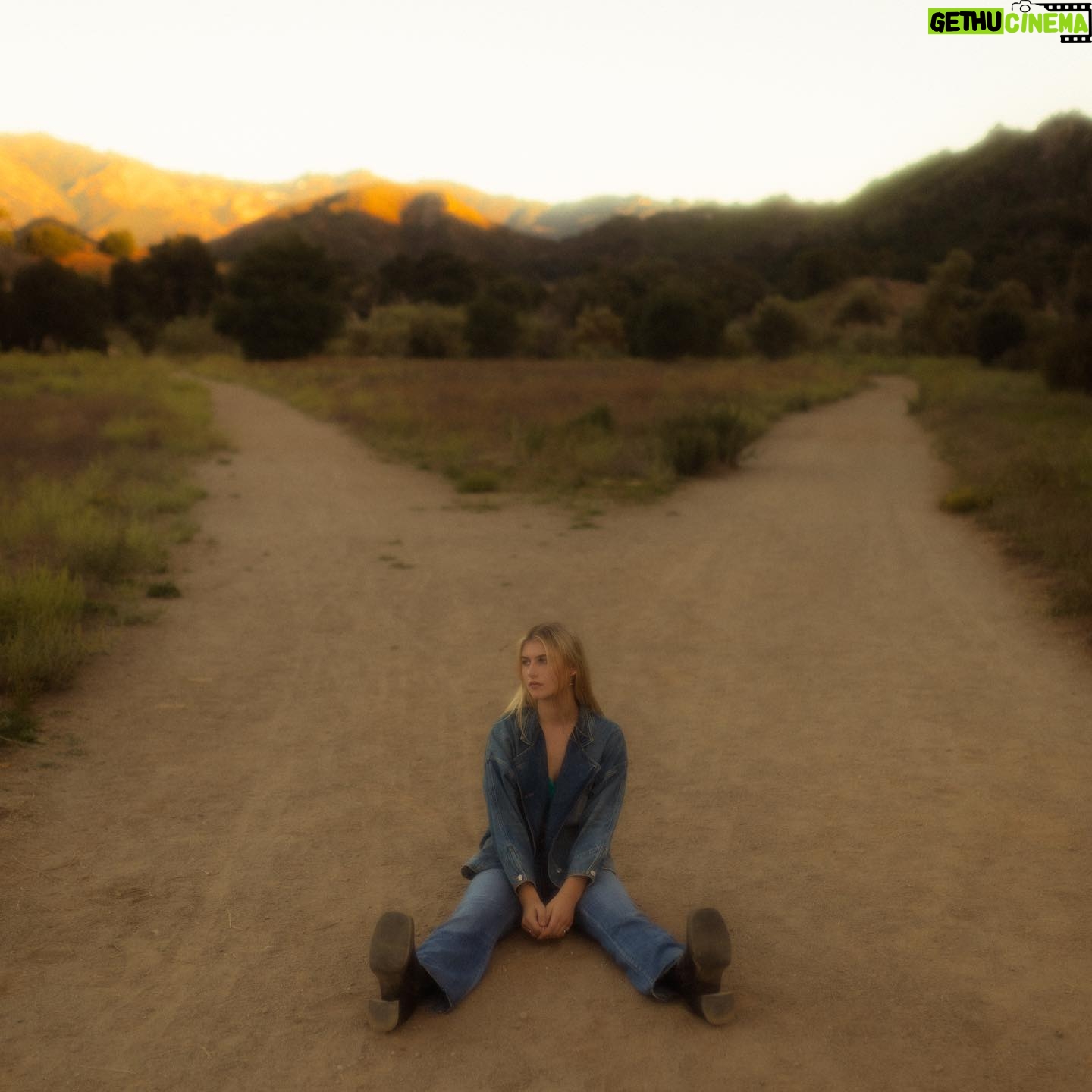 Brooke Elizabeth Butler Instagram - “emotion sick” out now!!! 🥹 there really aren’t words to describe how much this song means to me. I’ve always been someone who feels everything incredibly deeply and this is really the first time I’ve gotten to share this side of myself with you all. through the highs & lows & all the in betweens, I feel unbelievably lucky to be able to create songs like this one. huge thank you to @jesse_bluu & @itsjaydenhills for helping me write and bring this beautiful thing to life 🌊 I hope it touches all of you like it has me