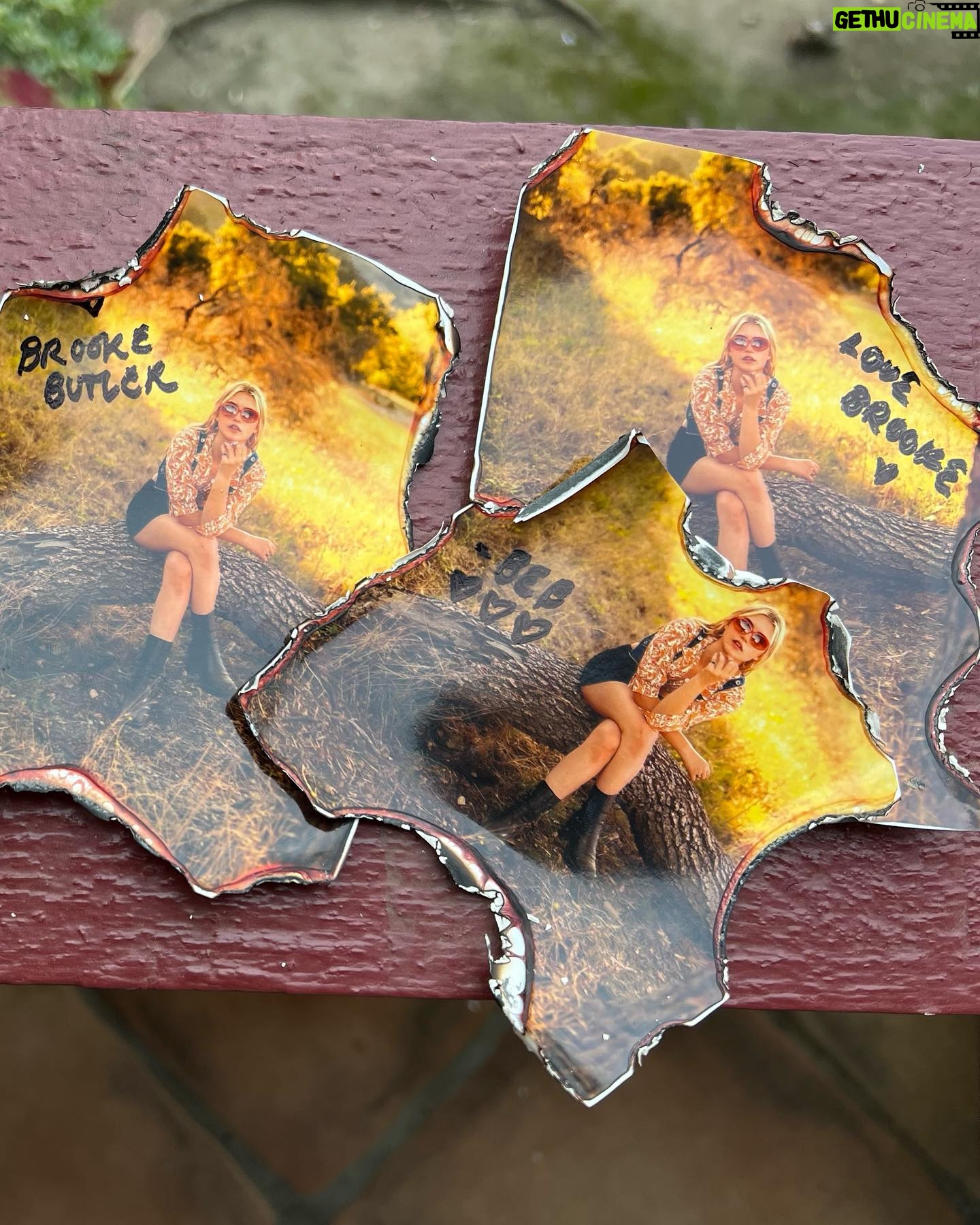 Brooke Elizabeth Butler Instagram - i’m giving away 4 cassette players, custom tapes with “don’t want to be your friend” on them along with 2 unreleased songs of mine and 4 signed copies of my cover art!! presave “don’t wanna be your friend” & comment an orange heart 🧡 for a chance to win!