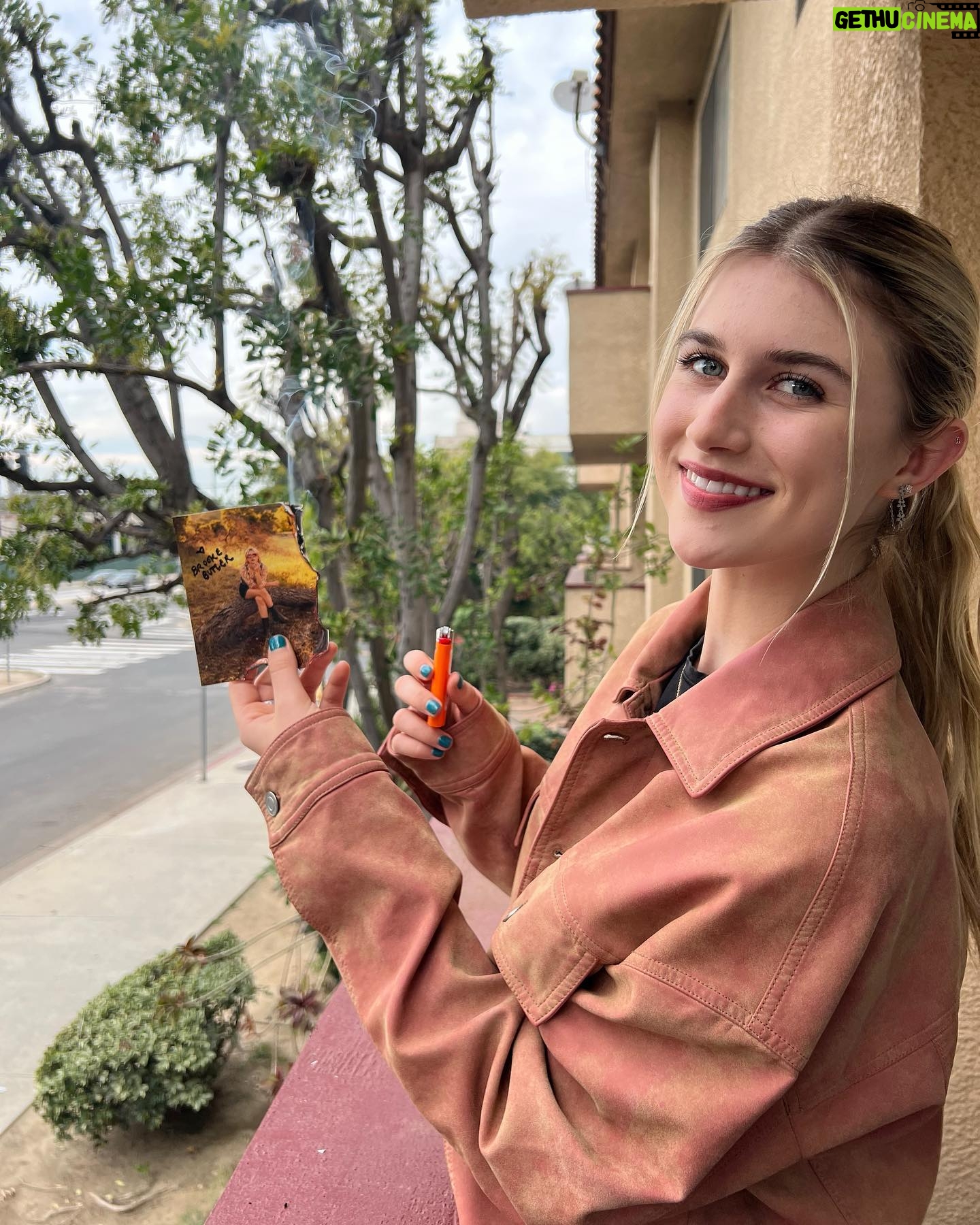 Brooke Elizabeth Butler Instagram - i’m giving away 4 cassette players, custom tapes with “don’t want to be your friend” on them along with 2 unreleased songs of mine and 4 signed copies of my cover art!! presave “don’t wanna be your friend” & comment an orange heart 🧡 for a chance to win!