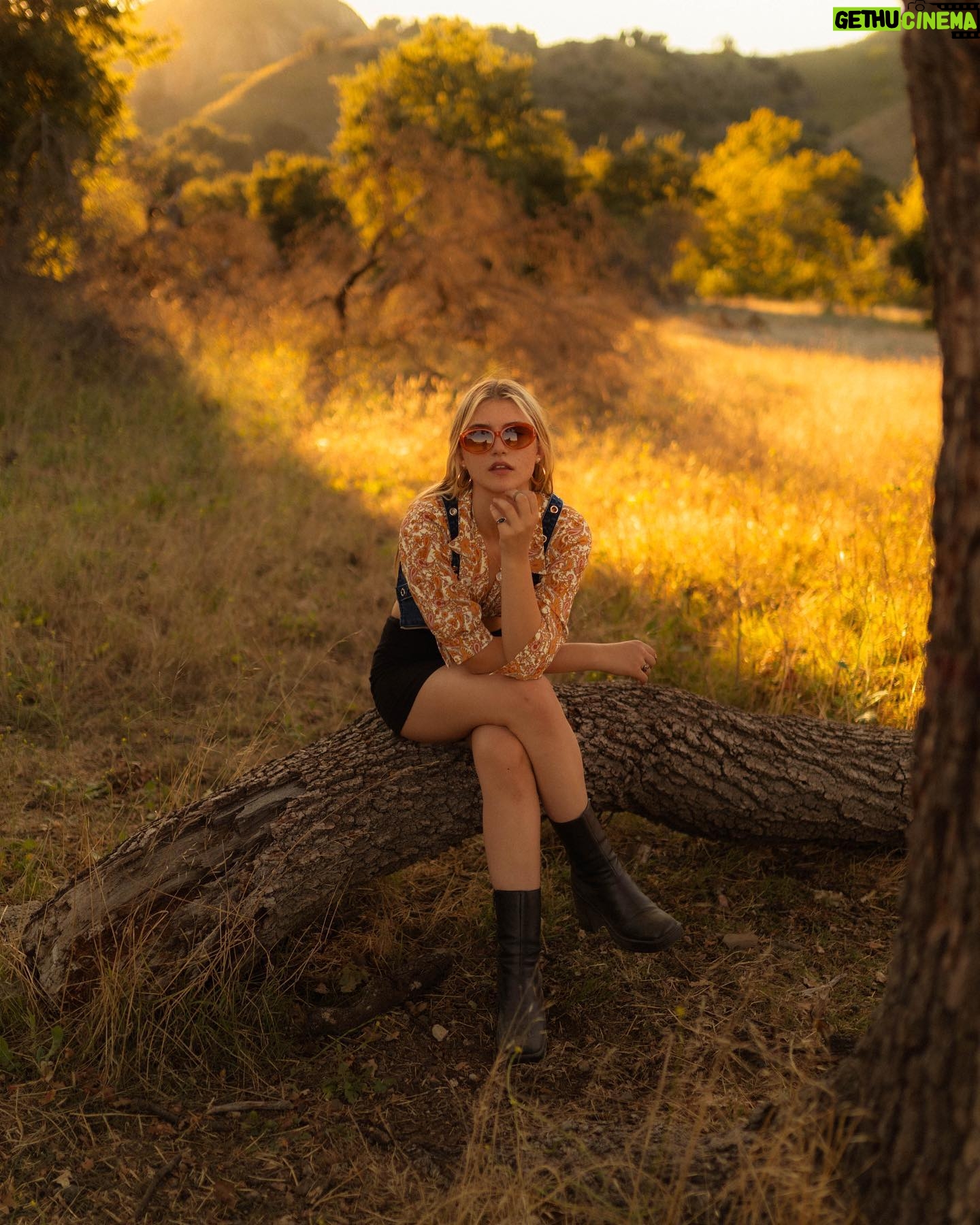 Brooke Elizabeth Butler Instagram - i’m giving away 4 cassette players, custom tapes with “don’t want to be your friend” on them along with 2 unreleased songs of mine and 4 signed copies of my cover art!! presave “don’t wanna be your friend” & comment an orange heart 🧡 for a chance to win!