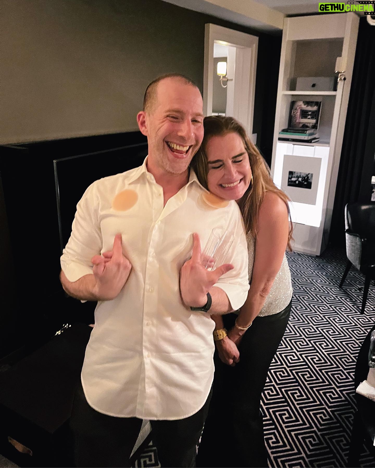 Brooke Shields Instagram - My last night of Previously Owned by Brooke Shields… and I lost a nippy cover!!!!! My genius Musical Director @charliealterman found it stuck to the piano and brought her back to her mama!! 🎹🤣🤦♀️