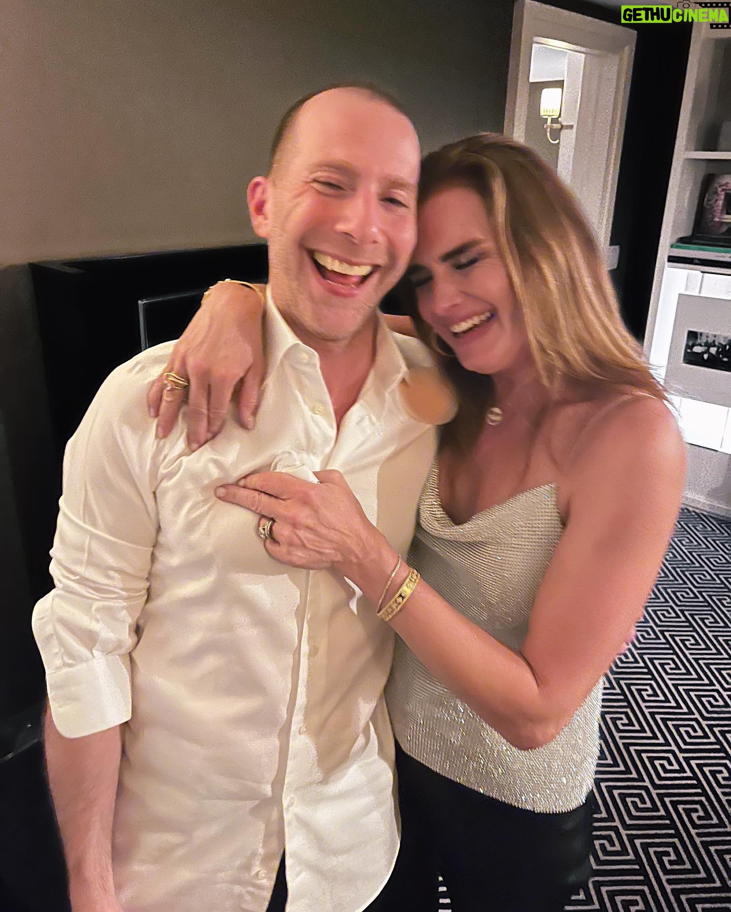 Brooke Shields Instagram - My last night of Previously Owned by Brooke Shields… and I lost a nippy cover!!!!! My genius Musical Director @charliealterman found it stuck to the piano and brought her back to her mama!! 🎹🤣🤦♀️