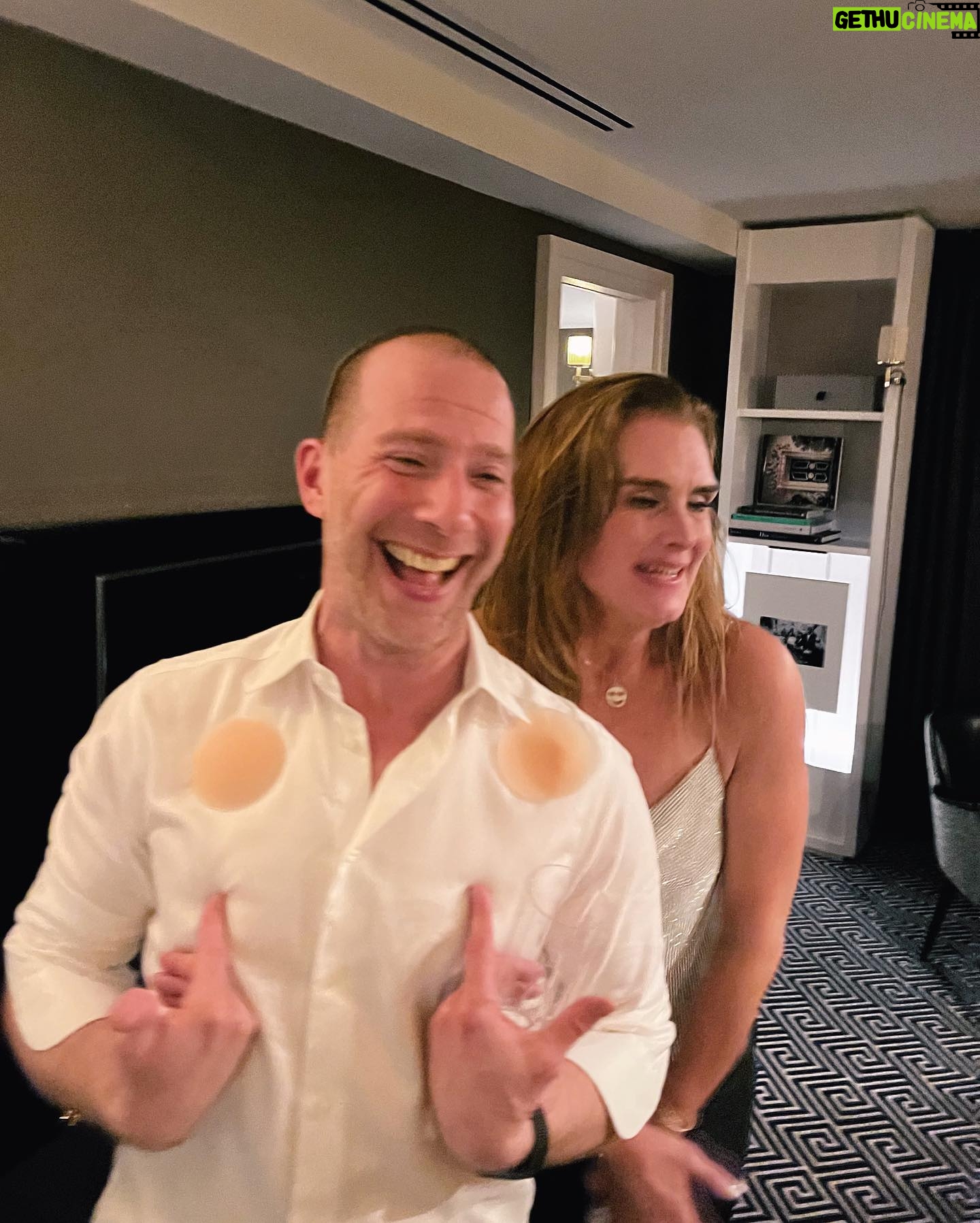 Brooke Shields Instagram - My last night of Previously Owned by Brooke Shields… and I lost a nippy cover!!!!! My genius Musical Director @charliealterman found it stuck to the piano and brought her back to her mama!! 🎹🤣🤦♀️