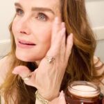 Brooke Shields Instagram - Sweaty, summer skin? Not here!! Chebula Extreme Cream by @truebotanicals is the only moisturizer I’ve found that delivers the EXTREME hydration my dry skin craves while still feeling so lightweight for summertime ☀️💛