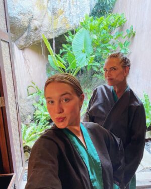 Brooke Shields Instagram - Look who came to visit mom ❤️ best few days with my birthday girl. I still can’t believe she’s 20 🌴🧘‍♀️🍹🥭