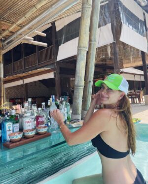 Brooke Shields Instagram - Look who came to visit mom ❤️ best few days with my birthday girl. I still can’t believe she’s 20 🌴🧘‍♀️🍹🥭