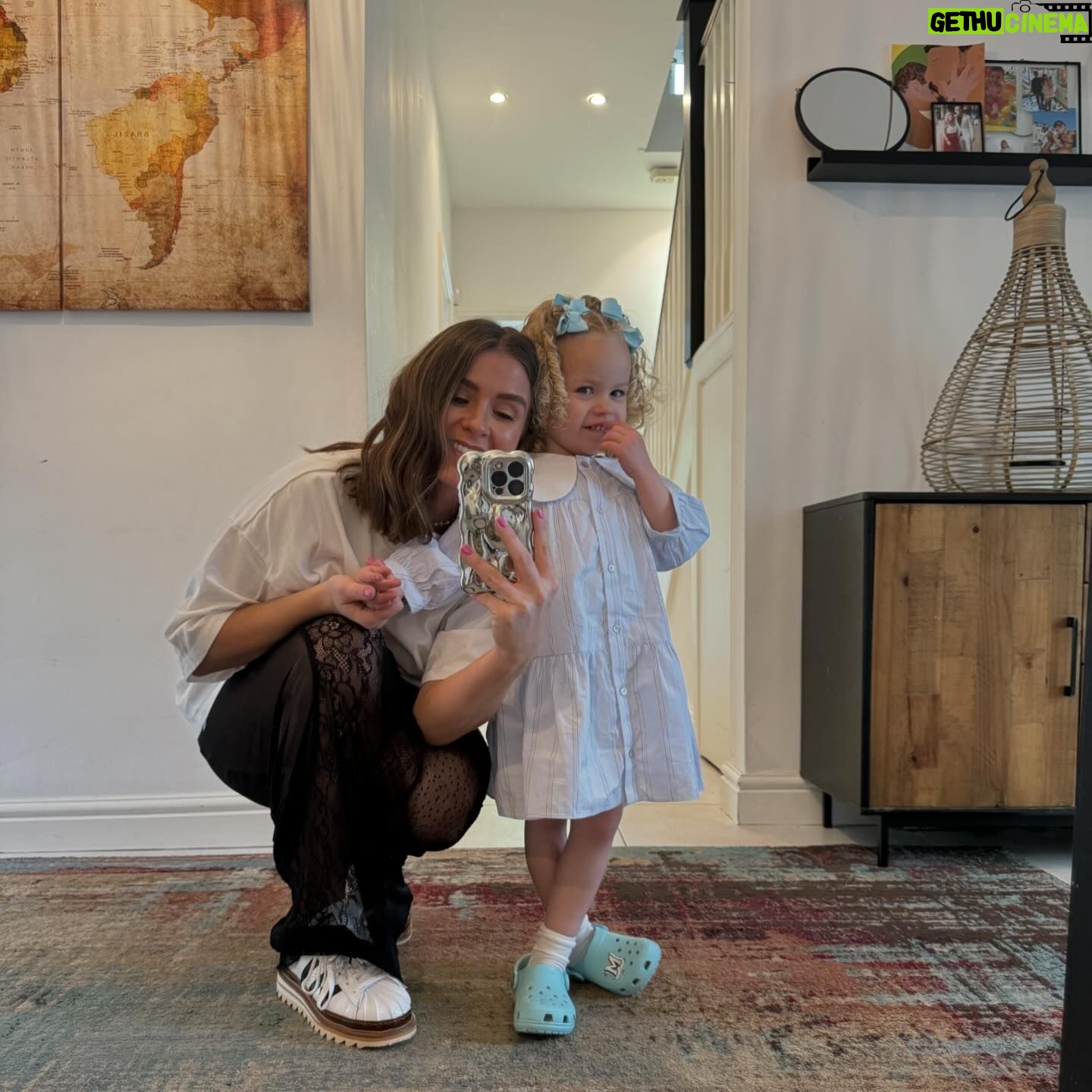 Brooke Vincent Instagram - Home🏡 💫 2 parties, a football final & a lot of love. Bank Holiday Weekend with our loved ones didn’t disappoint 🌻☀️