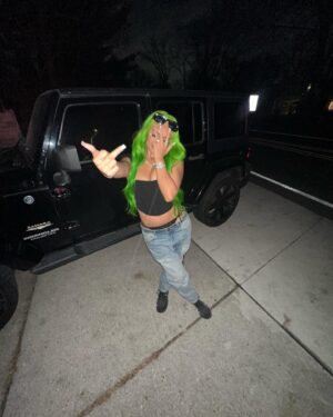 Brooklyn Queen Instagram - slime you out. 💚 

#bmb #lmg