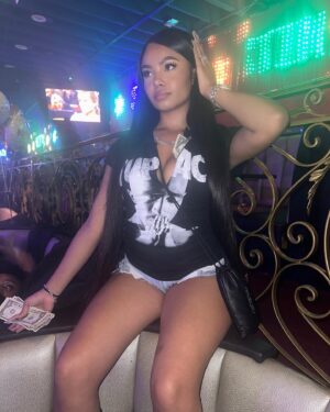 Brooklyn Queen Instagram - why u een come outside if yk u ain’t gone spend it? 🤣💵 #bmb #lmg