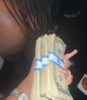 Brooklyn Queen Instagram - why u een come outside if yk u ain’t gone spend it? 🤣💵 #bmb #lmg