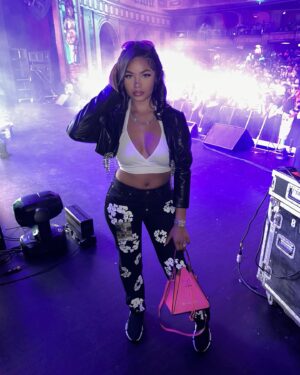 Brooklyn Queen Instagram - love me easy 🖤 

#bmb #lmg
purse: @williampalmerhomme