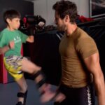 Bruce Lee Instagram - 🐉🫡 “For Bruce Lee!” Shout out your favorite exercise on how to get Bruce Lee abs. ⬇️ @emiliandefalco takes the @twinjas_official body shot challenge to stay fight ready. Will he survive to the end? #brucelee #twinjas #abs #bodyshot