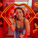 Bruna Carvalho Instagram - Hoje foi dia de viver o festival junto com @colgatebrasil #dêumglow #glownothetown2023 Publicidade
