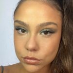 Bruna Carvalho Instagram - Segunda feira é o dia oficial de reclamar, e como eu sou mto boa nisso: Maquia & Reclama hoje pra vcs 😎