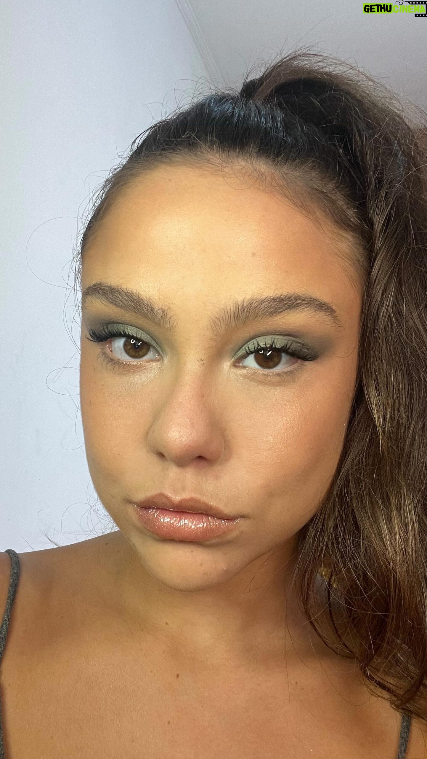 Bruna Carvalho Instagram - Segunda feira é o dia oficial de reclamar, e como eu sou mto boa nisso: Maquia & Reclama hoje pra vcs 😎