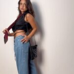 Bruna Carvalho Instagram - Os barulhos da vizinhança entram junto no meu GRWM KKKKKK Blusinha linda da @onnama______ ✨✨✨ (enalteçam minha amiga empreendedora!) Calça @cea_brasil Tênis @vansbrasil Gravata Serjão’s Closet
