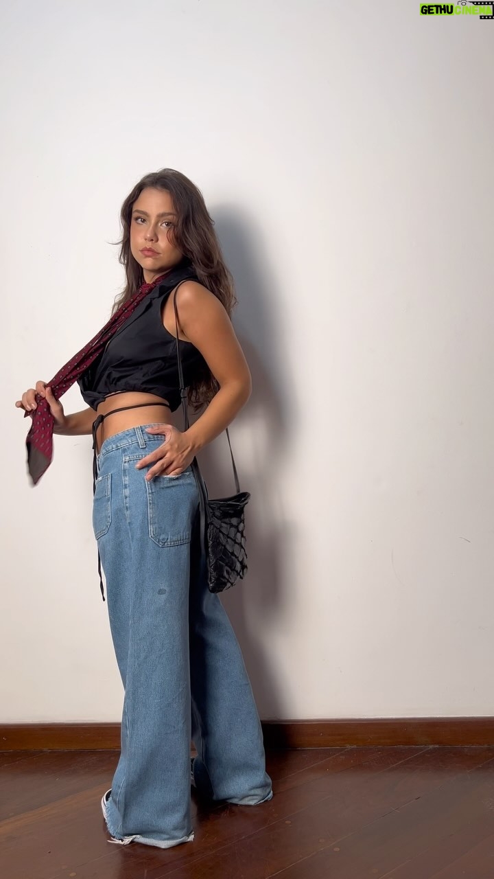 Bruna Carvalho Instagram - Os barulhos da vizinhança entram junto no meu GRWM KKKKKK Blusinha linda da @onnama______ ✨✨✨ (enalteçam minha amiga empreendedora!) Calça @cea_brasil Tênis @vansbrasil Gravata Serjão’s Closet