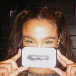 Bruna Carvalho Instagram – Se não fosse @ovvi.br eu nem teria bateria pra fazer esse post! HAHAHHA to munida de bateria e dos melhores acessórios pra curtir todos esses dias de festival!

#ovvinecessário publi