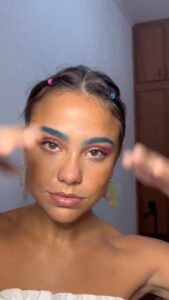 Bruna Carvalho Instagram - Mais uma make de carnaval para esse perfil! Dessa vez a @vult me inspirou a fazer algo bem colorido e diferente, do jeito que eu gosto! E me diz, vc usaria essa maquiagem?? Mais infos nos meus stories! publi