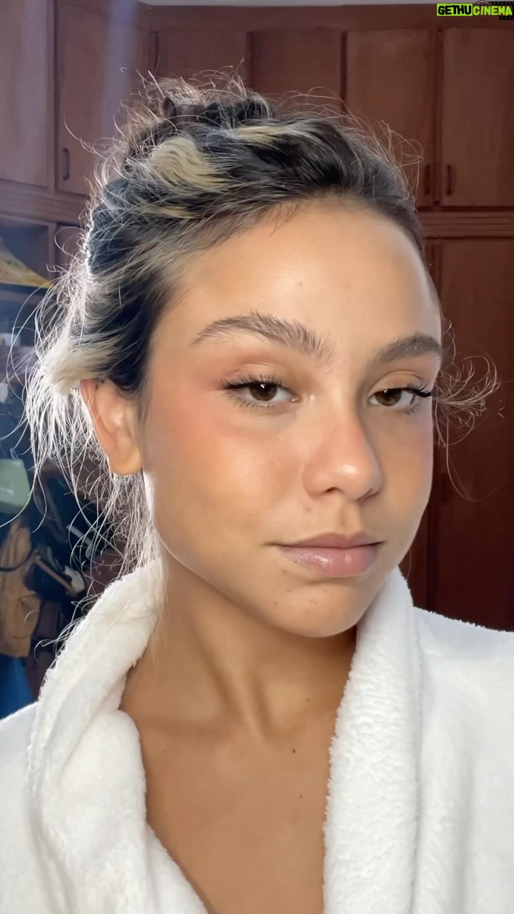 Bruna Carvalho Instagram - Make do caos 🌪️ Se me pedirem pra me maquiar em 5 minutos, essa é a maquiagem que eu faço.