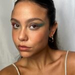 Bruna Carvalho Instagram – Uma make bem colorida e cheia de possibilidades pra me sentir ainda mais eu nesses dias de carnaval com @contem1g.oficial!

os produtos que usei foram:
*Lapiseira de Sobrancelha Alta Definição | Lapiseira Retrátil New Wave – Aruba e Frozen Margarita | Paleta de sombras Baked – Aquarius | Delineador Líquido Glitter – Azul claro | Rímel New Wave – Vermelho | Trio Iluminadores Stardust | Blush Baked – Bloody Mary | Batom Matte Velvet – Rebuliço

Curtiram a make? Eu tô apaixonadaaaa ✨

Publi