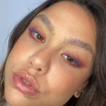 Bruna Carvalho Instagram - Uma make fácil e colorida pra todo mundo se arriscar mas cores 🎃🦋 eu amo essa combinação ✨ Produtos: - Lápis Laranja @makeupforever - Sombra laranja paleta @oboticario - Sombra marrom paleta @oboticario - Rímel azul @contem1g.oficial