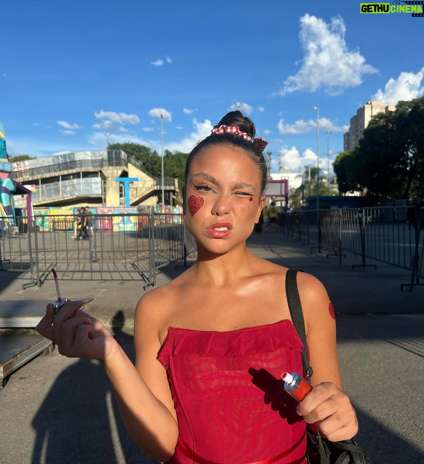 Bruna Carvalho Instagram - Eu mto bonita pra n deixar registrado no feed esse look de carnaval ♥️☺️
