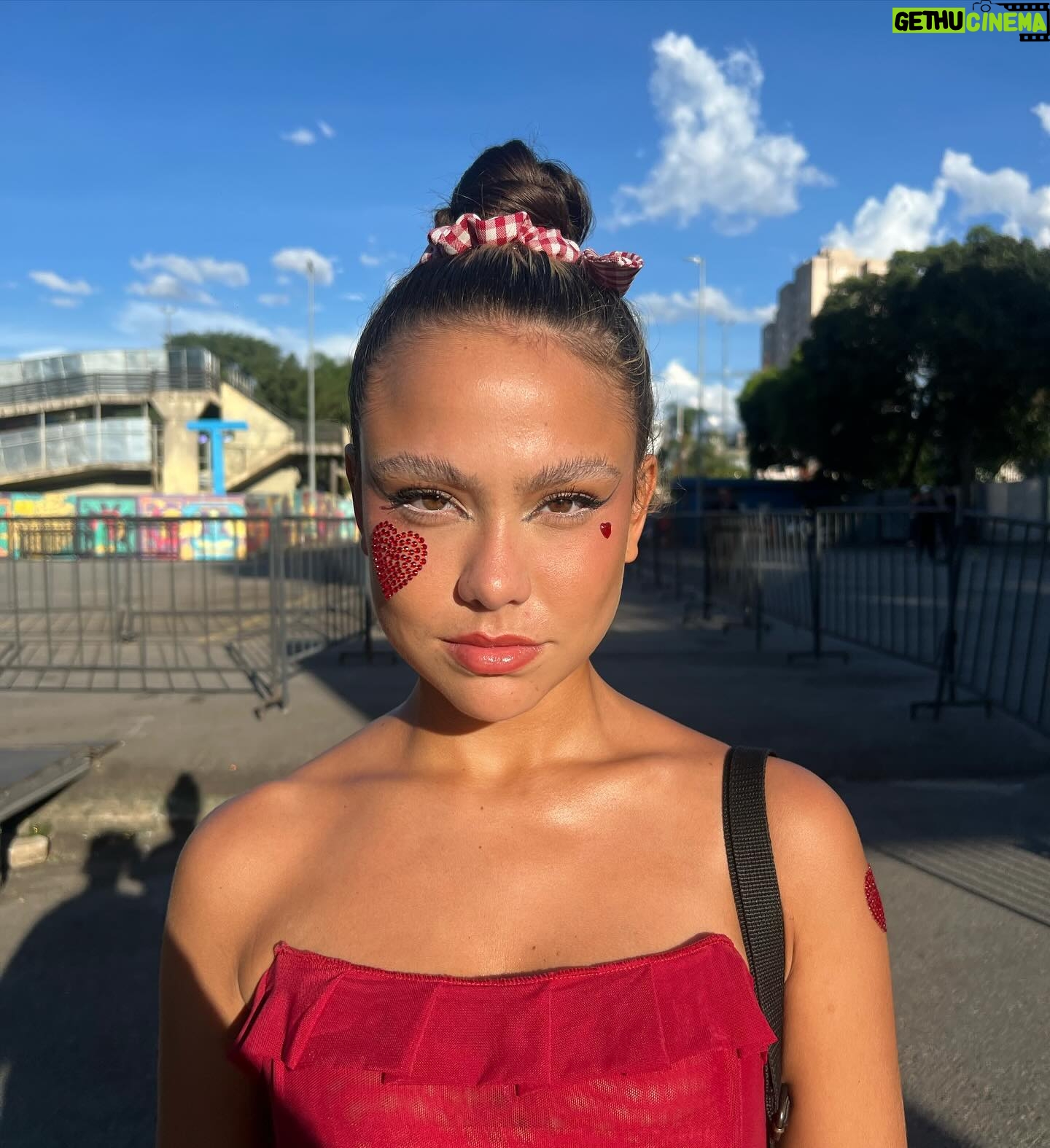 Bruna Carvalho Instagram - Eu mto bonita pra n deixar registrado no feed esse look de carnaval ♥️☺️