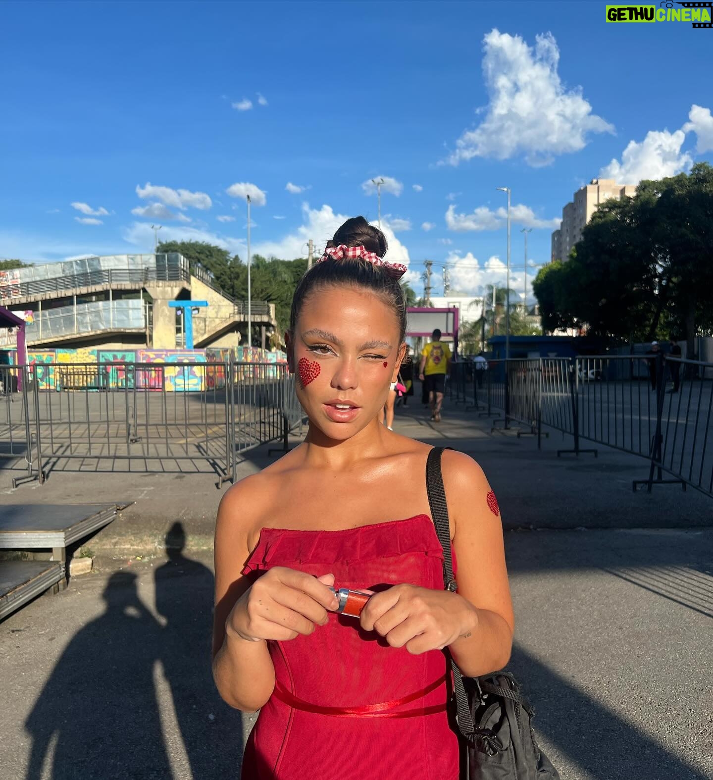 Bruna Carvalho Instagram - Eu mto bonita pra n deixar registrado no feed esse look de carnaval ♥️☺️