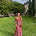 Bruna Carvalho Instagram – Ontem foi dia de casar a amiga @marjo_leite ✨ e rever os amigos q a gente ama ♥️ 

Vestido: @dress_and_go