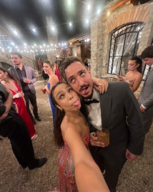 Bruna Carvalho Instagram - Ontem foi dia de casar a amiga @marjo_leite ✨ e rever os amigos q a gente ama ♥️ 

Vestido: @dress_and_go