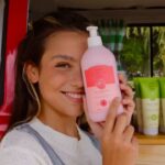 Bruna Carvalho Instagram – Se eu pudesse, passaria todos os meus dias na Cuide-se bem Feira, a feira cheirosíssima do @oboticario ✨ 

Combinação perfeita pra mim: Boti   Frutas deliciosas hehehehehe 
Aproveitem meu cupom de desconto pra ficarem cheirosões ♥️ BRUNA16FEIRA

Publi #afeiramaischeirosa