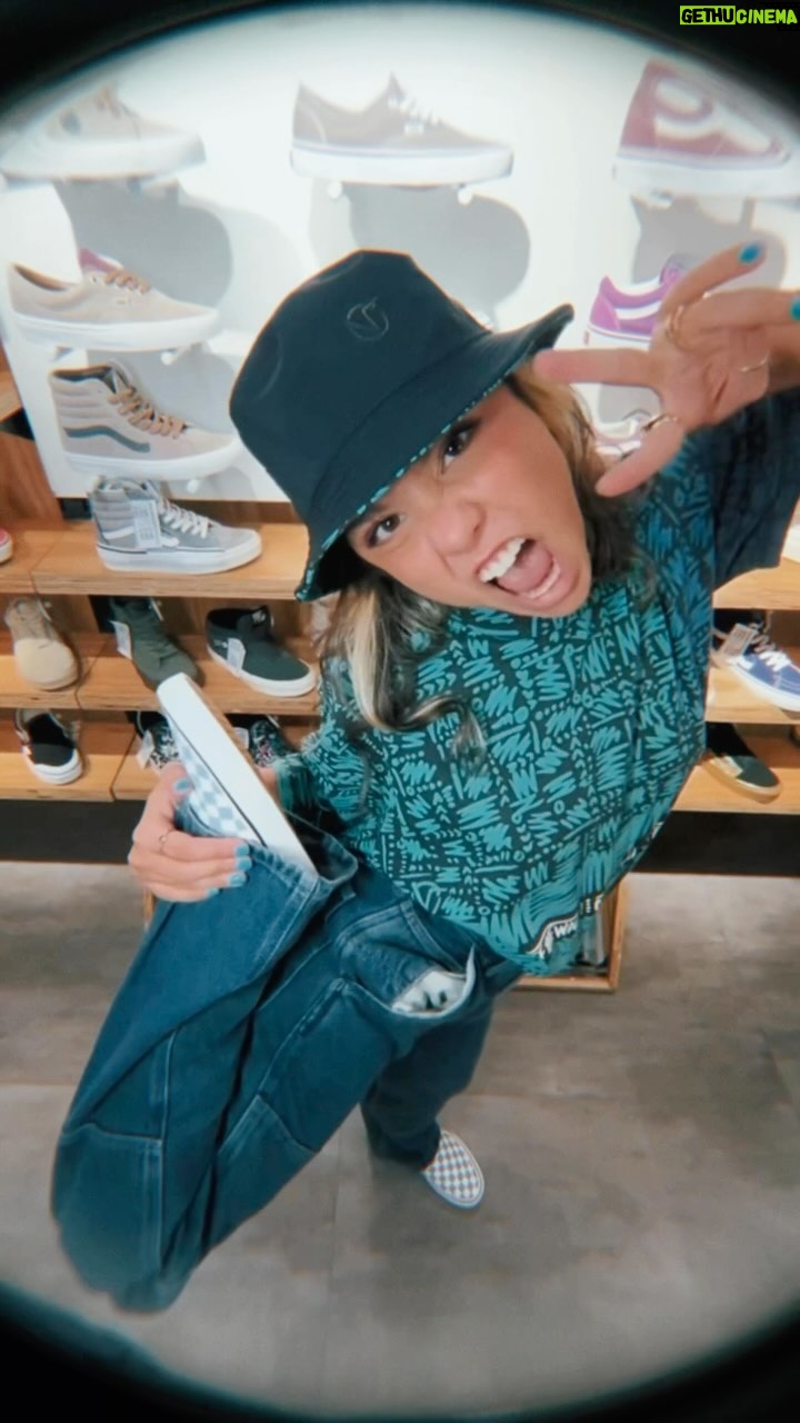 Bruna Carvalho Instagram - A I Wanna Be Tour tá chegando com tudo, trazendo a nostalgia do pop punk dos anos 2000! 🤘 E claro que a @vansbrasil , que abraça esse movimento desde sempre, tá vestindo a galera com muito estilo! E o melhor é: quem garantir seu ingresso da IWBT, pode levar uns brindes exclusivos nas lojas oficiais da Vans. E aí, vejo vocês lá?! 😎✨ publi