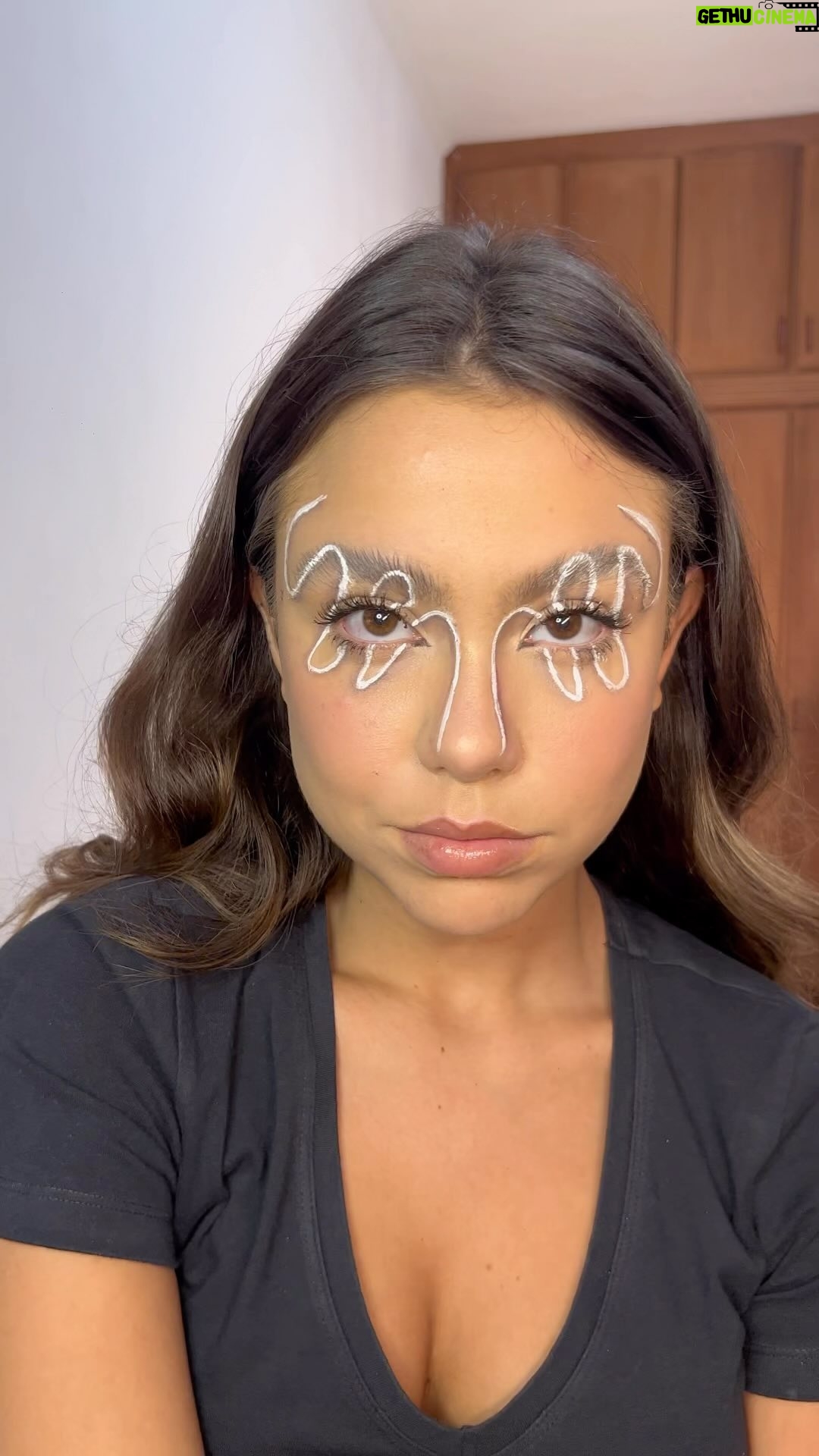 Bruna Carvalho Instagram - Começando a temporada de makes malucas por aqui ✨
