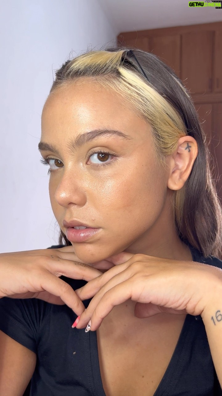 Bruna Carvalho Instagram - Uma make cool for the summer ✨ quem disse q make glow n tem fixação?? 😎
