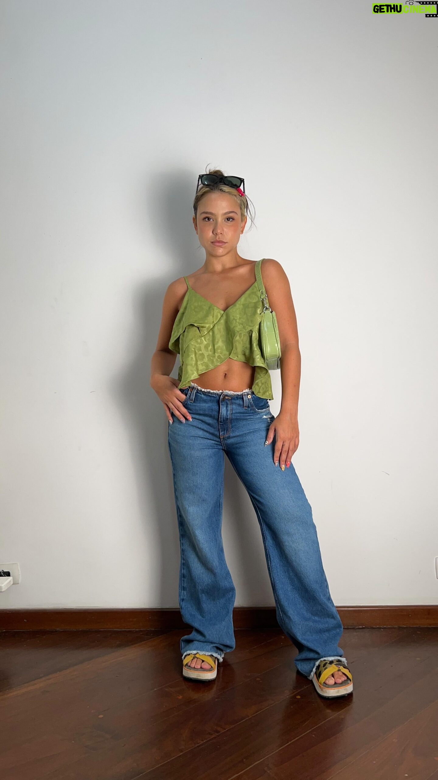Bruna Carvalho Instagram - GRWM com o jeans perfeito da @damyller pq ele merece! Confortável, lindo e sustentável hihihi ✨ eu teria 16 desses kkk Faça seu Quiz Guia e descubra seu jeans perfeito tb :) (tem link nos stories!) publi