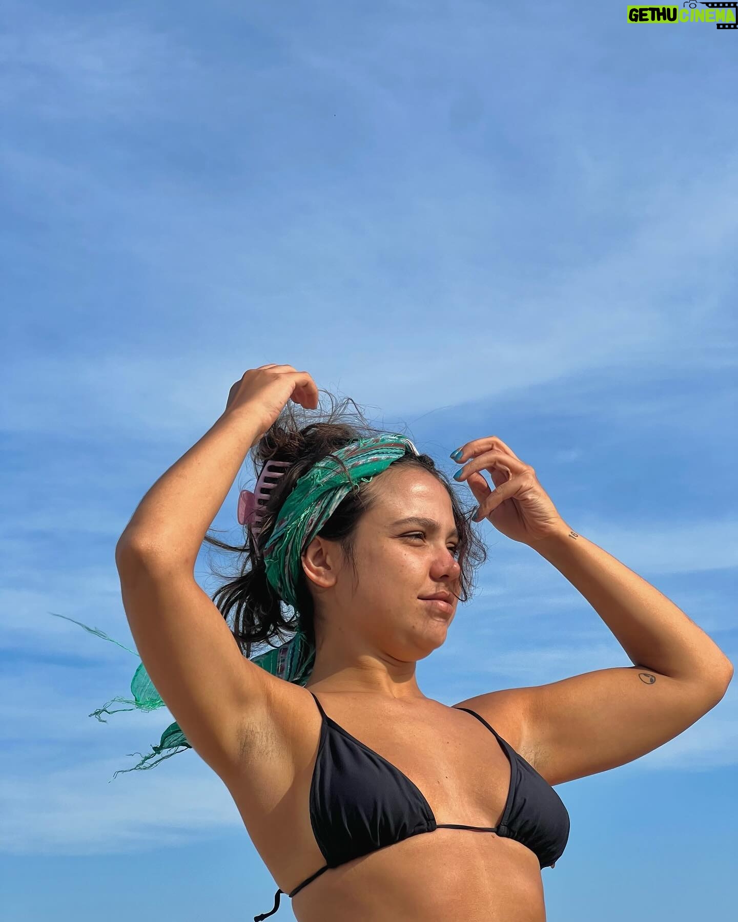 Bruna Carvalho Instagram - Feliz feliz ☀️☀️☀️☀️