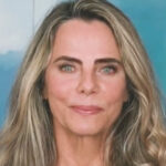 Bruna Lombardi Instagram – Um pouco de poesia pra você, do meu livro Clímax.

SEM PROMESSAS

Nós nunca nos prometemos amor pra sempre
não prometemos nada, simplesmente
fomos ficando juntos, e a cada dia
a vida nos trazia sua maravilha.

Juntos enfrentamos desafios e temporais
nadamos contra muita correnteza
não tivemos nunca dias iguais
mas infinitas mudanças e surpresas.

Somos agora mais fortes e belos, mais unidos
conhecedores de todos os perigos
amantes de um eterno recomeço,
sempre em busca do desconhecido.

Não prometemos nada, nem sabíamos
como seria apaixonante essa jornada,
quantas passagens teria o nosso rito.

Aprendemos a somar tantas vivências,
ficamos sábios de todas as ciências
por esse amor maior e infinito.

#brunalombardi 
#redefelicidade 
#editorasextante 
#climax