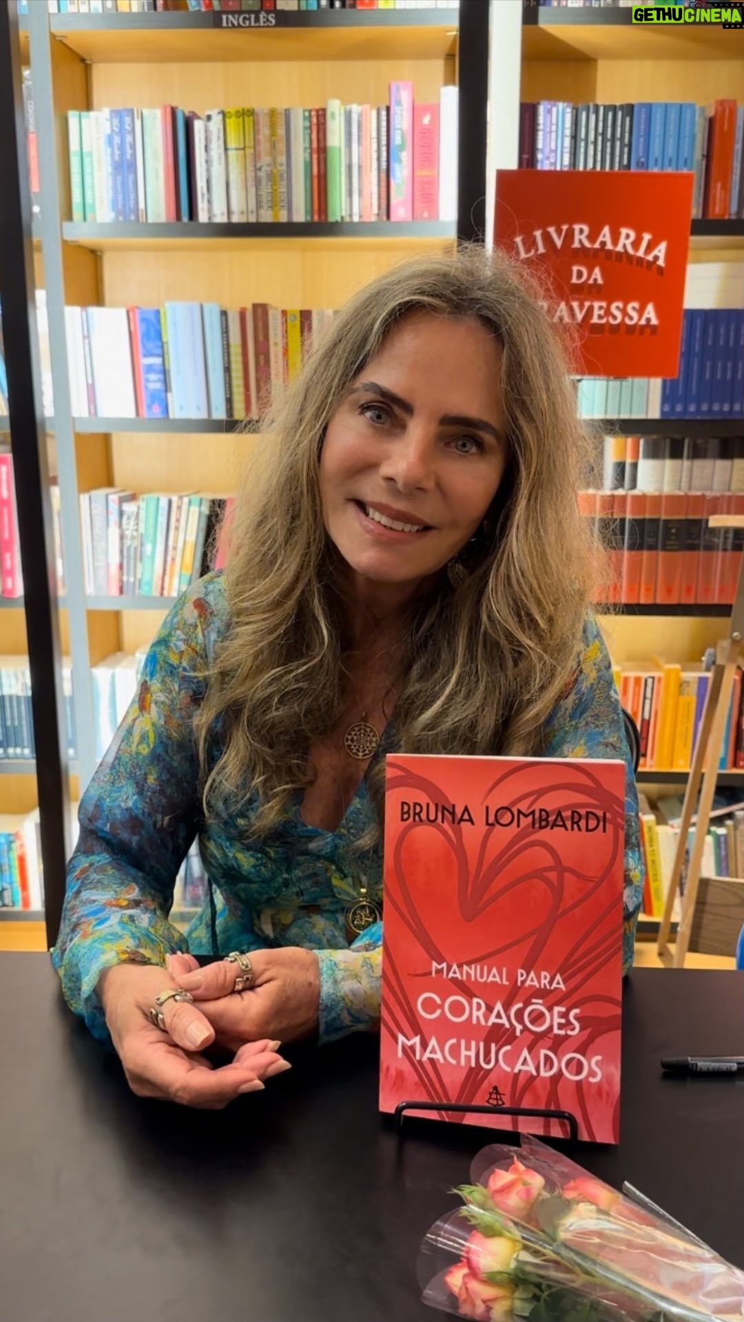 Bruna Lombardi Instagram - Oi, amados, eu quero agradecer muito a todos que vieram ontem e também me desculpar. Tive que terminar a sessão de autógrafos dos livros antes da hora. Comecei a me sentir realmente muito mal e precisava ser medicada. Estou de cama, me cuidando e espero estar bem o mais rápido possível. Peço desculpas a todos que vieram e que não pude atender.
Agradeço a compreensão e o carinho de todos. Beijos ❤️