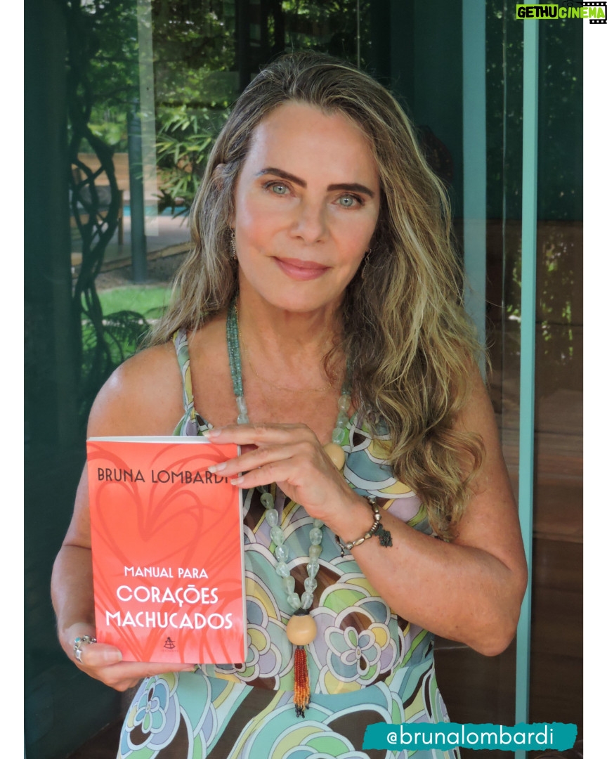 Bruna Lombardi Instagram - Meu livro Manual para Corações Machucados da Editora Sextante já chegou na Amazon! E quem garantir o seu na pré venda, vai ganhar de presente uma linda cartela de imãs com algumas frases do livro. Amados, o link está na Bio. Depois quero saber o que vocês acharam. Um super beijo e obrigada por estar comigo ❤️