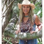 Bruna Lombardi Instagram – Hoje é o Dia Mundial das Florestas e minha paixão pelas árvores me acompanha desde o início da minha vida. O Ri e o Kim também adoram e juntos já plantamos, ao longo da jornada, muitas centenas das mais variadas espécies. 
A gente se embrenha em florestas e é daqueles que abraçam árvores. E plantamos árvores nos nossos jardins e hoje agradecemos a sombra, os frutos e as flores.
Com as terríveis mudanças climáticas que estamos vivenciando, as árvores são fundamentais para a nossa sobrevivência. 
Desmatamento é um crime hediondo e inconsciente e todos nós sofreremos as consequências.
Plante árvores onde puder.
O planeta agradece. 
Arrasta pro lado e veja uns momentos nossos na natureza.

#diamundial 
#floresta
#plantearvores
#natureza
#clima
#meioambiente