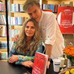 Bruna Lombardi Instagram – Tanta gente, tão linda e carinhosa, tantos amigos, tantas demonstrações de afeto que eu nem sei como agradecer e me desculpar.
Recebi todos os que pude e mesmo assim mal consegui sorrir ou falar, até escrever tava difícil…
Até podia parecer que eu não estava feliz de ver tanta gente querida.
Eu estava super feliz, mas me sentindo mal.
Já fui pro lançamento me sentindo sem forças, achando que ia dar conta, mas depois de duas horas e meia não deu mais. Tive que ir embora me sentindo muito mal.
Estava sem comer fazia dias, com uma virose estomacal que eu acreditava que ia melhorar, mas não. Na verdade fui ficando mais fraca e zonza e com medo de desmaiar.
Não tenho palavras pra agradecer a todos e pedir mil desculpas a tanta gente que não pude atender. 
Tive que sair e ainda chegou mais gente depois.
Estou melhor, me recuperando e vocês foram maravilhosos.
Super obrigada por tudo!
Um beijo

@editorasextante
#brunalombardi
#manualparacoracoesmachucados
#redefelicidade
#livro