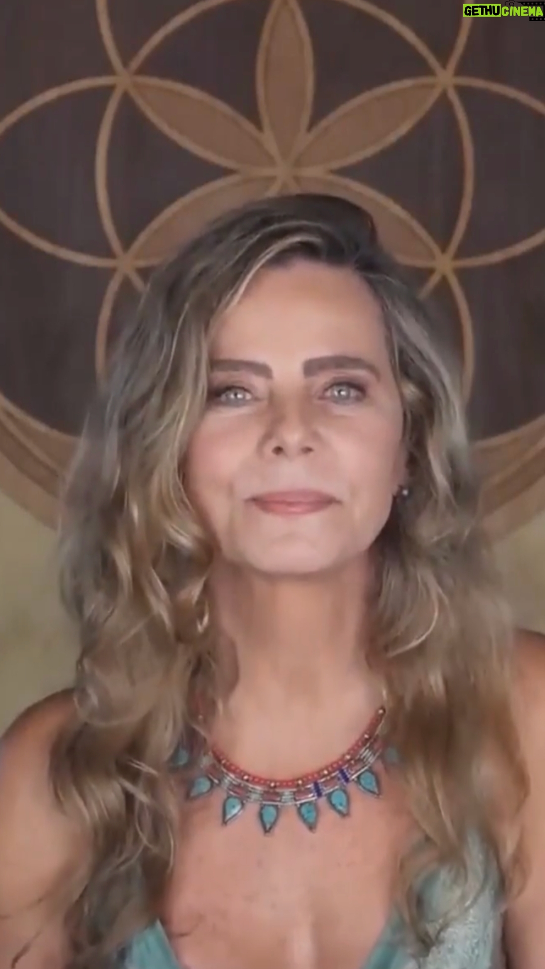 Bruna Lombardi Instagram - Rezo pela Paz. Para despertar a consciência de que todas as guerras são destruição, devastação e um sofrimento que o tempo não apaga.⠀ ⠀ #paz⠀ #humanidade⠀ #empatia⠀